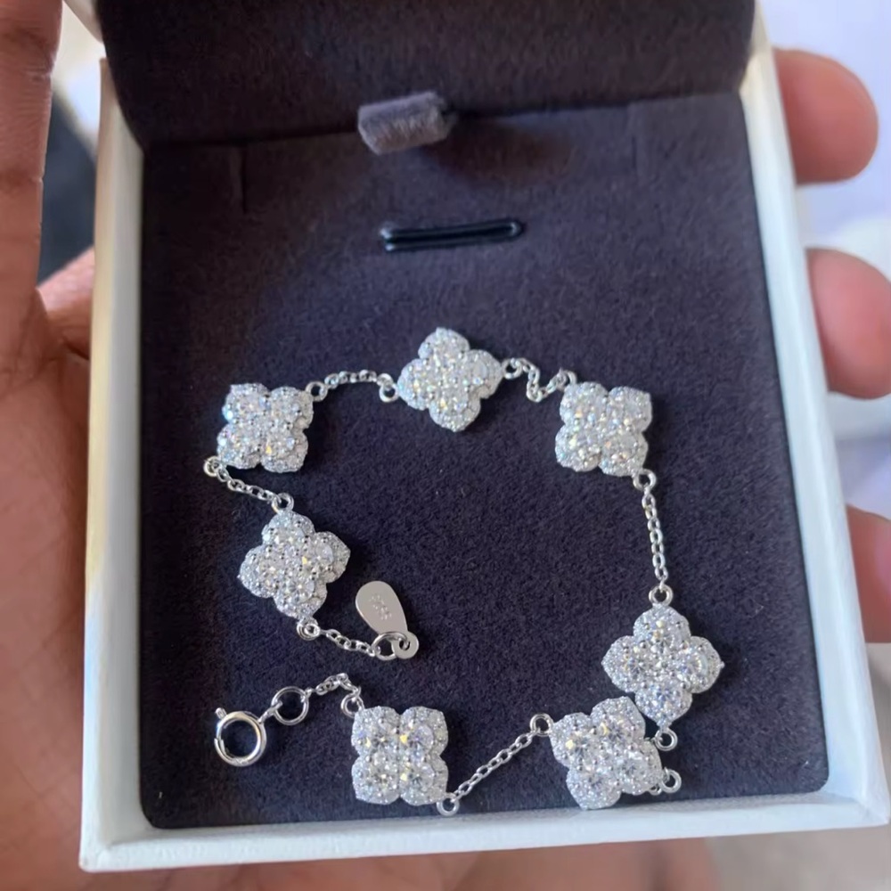 Elegant Silver Floral Bracelet brilliant 4 carat tw